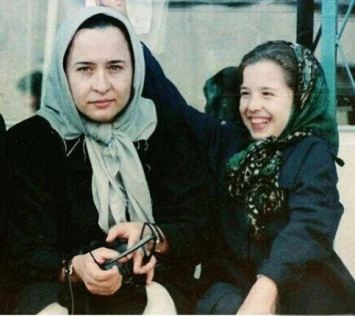 قاب روز | عکس خاطرهانگیز مهرآوه شریفینیا در کنار مادرش آزیتا حاجیان دهه 60 قاب روز | عکس خاطرهانگیز مهرآوه شریفینیا در کنار مادرش آزیتا حاجیان دهه 60