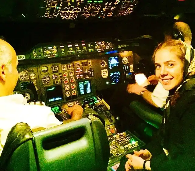 🔥تاریخ وبگردی | حدیث چهره پرداز بازیگر نقش مژگان در سریال بچه مهندس 3 را در کابین هواپیما 🔥تاریخ وبگردی | حدیث چهره پرداز بازیگر نقش مژگان در سریال بچه مهندس 3 را در کابین هواپیما