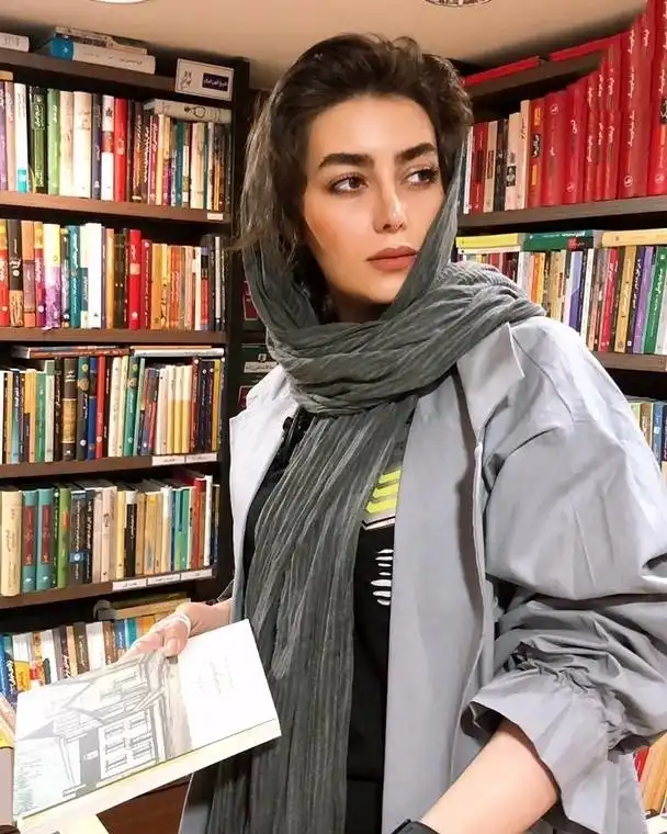 قاب روز | عکس جدید هدیه بازوند بازیگر نقش روژان زن مهیار در سریال نون خ را در یک کتابفروشی قاب روز | عکس جدید هدیه بازوند بازیگر نقش روژان زن مهیار در سریال نون خ را در یک کتابفروشی