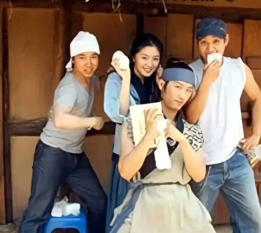 تاریخ وبگردی | ژست بامزه «اویی و بویونگ» با بستنی فروش ها در پشت صحنه سریال جومونگ سال ۱۴۰۴ تاریخ وبگردی | ژست بامزه «اویی و بویونگ» با بستنی فروش ها در پشت صحنه سریال جومونگ سال ۱۴۰۴