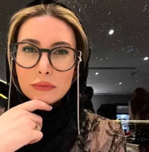 نگاه روز |فریبا نادری با عینک جذاب تر شد / شیک پوشی به سبک فریبا نادری