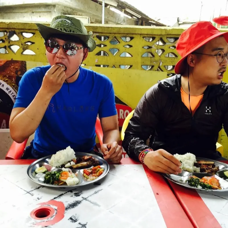 🔥تاریخ وبگردی |عکس شاهزاده تسو سریال جومونگ در حال غذا خوردن در آفریقا 🔥تاریخ وبگردی |عکس شاهزاده تسو سریال جومونگ در حال غذا خوردن در آفریقا