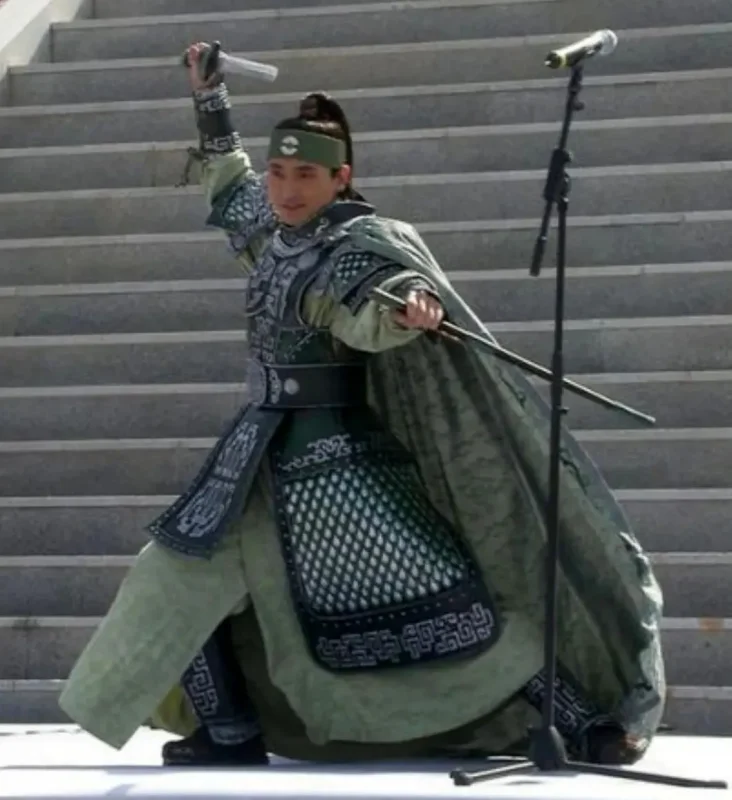 قاب روز | عکس ژست «یونگ پو» با شمشیر در پشت صحنه سریال جومونگ قاب روز | عکس ژست «یونگ پو» با شمشیر در پشت صحنه سریال جومونگ