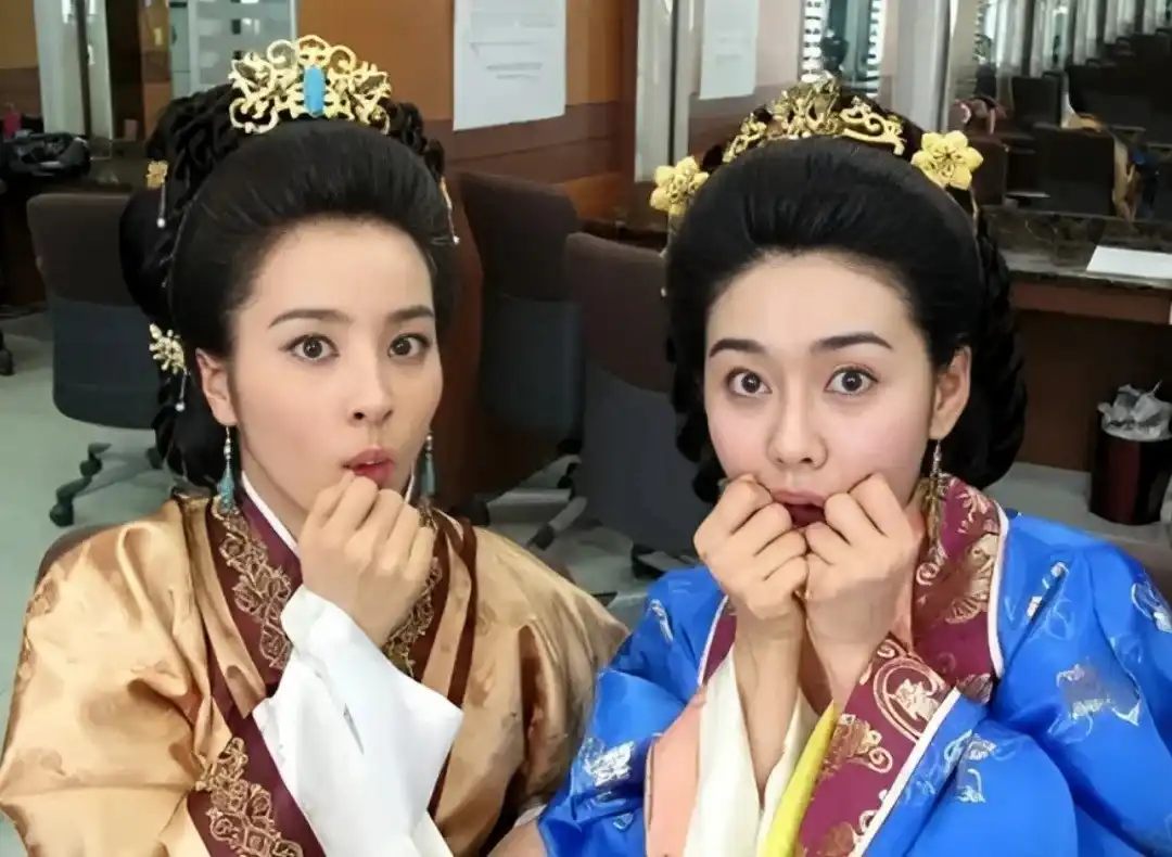 عکس آنلاین | ژستهای بامزه «سولان و سوسانو» در اتاق گریم سریال جومونگ سال ۱۴۰۴ عکس آنلاین | ژستهای بامزه «سولان و سوسانو» در اتاق گریم سریال جومونگ سال ۱۴۰۴