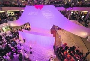 تاریخ و زمان وبگردی؛ بزرگترین لباس دنیا، 17 متر طول، 400 کیلو وزن! تاریخ و زمان وبگردی؛ بزرگترین لباس دنیا، 17 متر طول، 400 کیلو وزن!