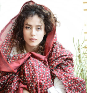 تاریخ وبگردی | نگاهی به تیپ و استایل شیک و جذاب مهدخت مولایی بازیگر نقش “نجوا شهباز”