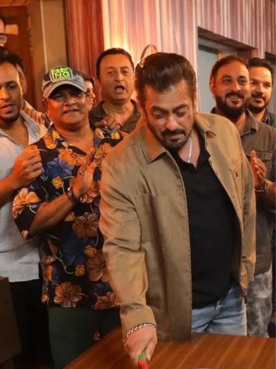 نگاه روز |سلمان خان در جشن تولد 59سالگی‌اش با تیپ متفاوت