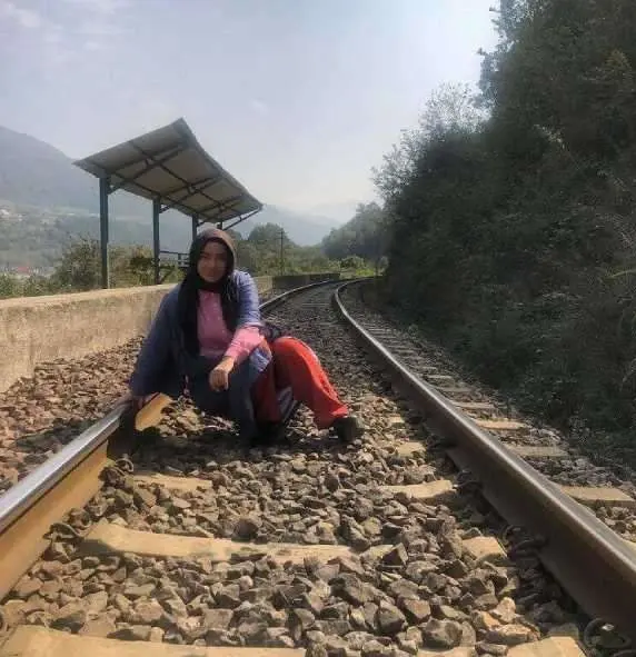 🔥تاریخ وبگردی | شراره رخام بازیگر با ژست غیر سینمایی روی ریل قطار 🔥تاریخ وبگردی | شراره رخام بازیگر با ژست غیر سینمایی روی ریل قطار