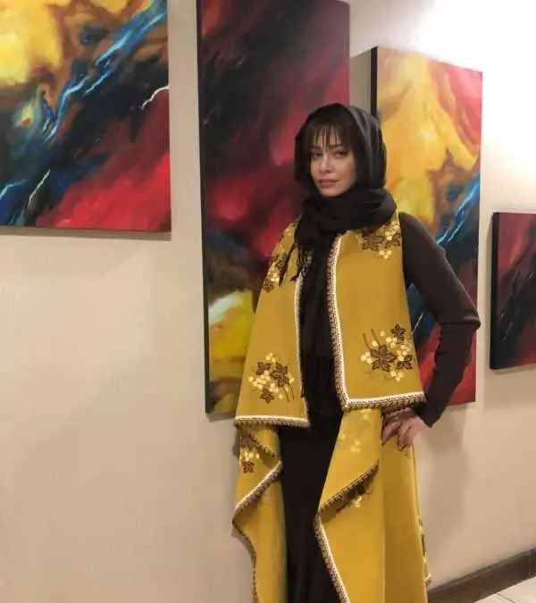 🔥تاریخ وبگردی | شراره رخام بازیگر با ژست غیر سینمایی روی ریل قطار 🔥تاریخ وبگردی | شراره رخام بازیگر با ژست غیر سینمایی روی ریل قطار