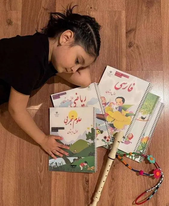 عکس آنلاین | نگار جواهریان با انتشار عکس دخترش نور و کتاب‌هایش سال ۱۴۰۴