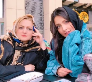 تاریخ وبگردی | عکس «آوا» سریال شغال در کنار مادرش 29 سالگی تاریخ وبگردی | عکس «آوا» سریال شغال در کنار مادرش 29 سالگی