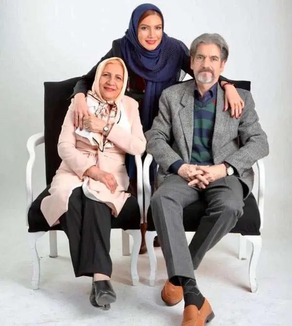 عکس آنلاین | متین ستوده در کنار پدر کارمند بازنشسته صدا و سیما و مادر معلم شیکپوش سال ۱۴۰۴ عکس آنلاین | متین ستوده در کنار پدر کارمند بازنشسته صدا و سیما و مادر معلم شیکپوش سال ۱۴۰۴