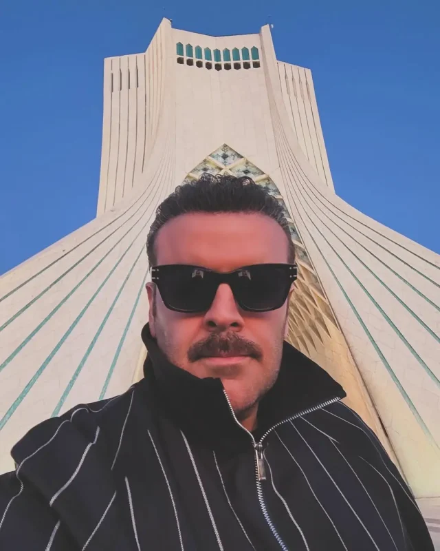 🔥تاریخ وبگردی | عکس سلفی بهرنگ علوی با میدان آزادی 🔥تاریخ وبگردی | عکس سلفی بهرنگ علوی با میدان آزادی