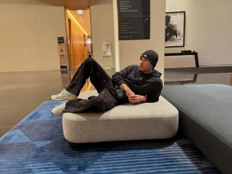 🔥تاریخ وبگردی | ژست و استایل عجیب نوید محمدزاده در لسآنجلس 🔥تاریخ وبگردی | ژست و استایل عجیب نوید محمدزاده در لسآنجلس