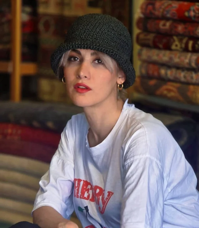 عکس جدید | استایل ساده ریحانه رضی در فرش فروشی‌های قدیمی اصفهان 