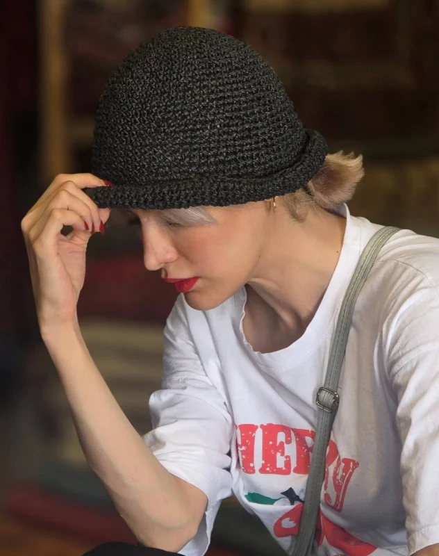 عکس جدید | استایل ساده ریحانه رضی در فرش فروشی‌های قدیمی اصفهان 