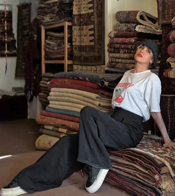 عکس جدید | استایل ساده ریحانه رضی در فرش فروشی‌های قدیمی اصفهان 