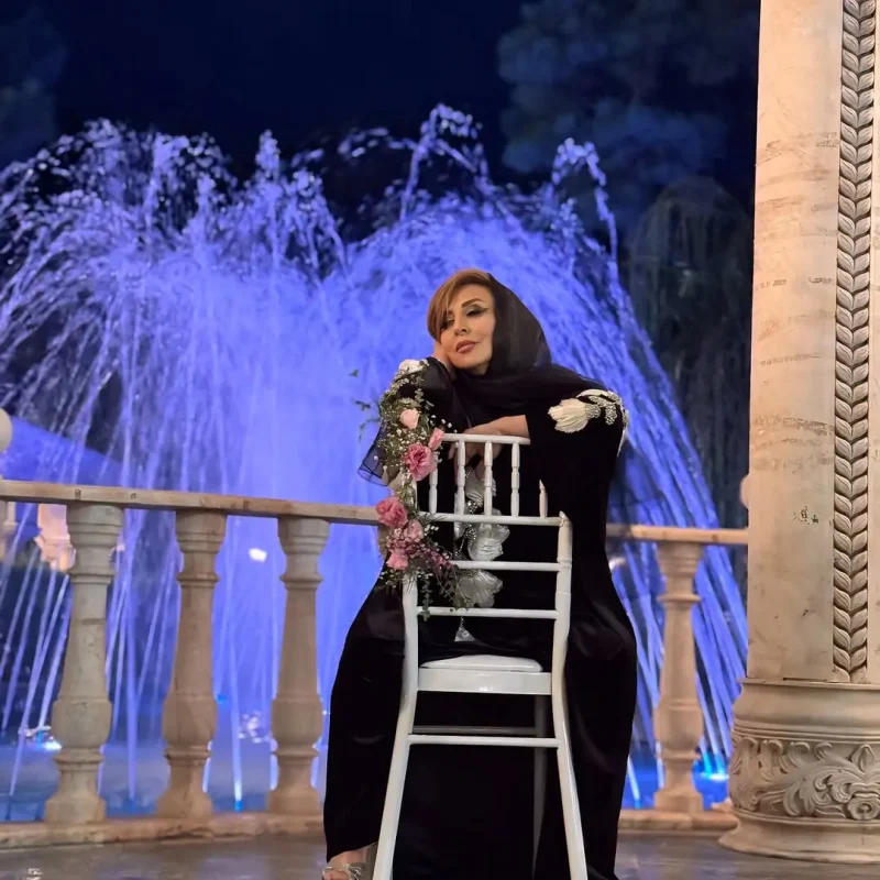 🔥تاریخ وبگردی | عکس‌های زیبای مرجانه گلچین در عمارتی رویایی