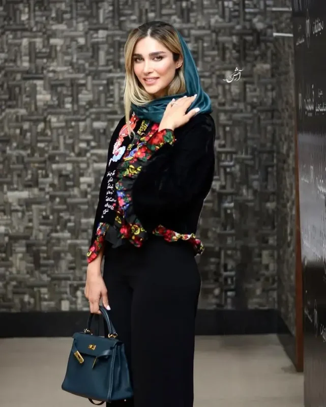 🔥تاریخ وبگردی | استایل آناشید حسینی در اکران مردمی قسطنطنیه 🔥تاریخ وبگردی | استایل آناشید حسینی در اکران مردمی قسطنطنیه