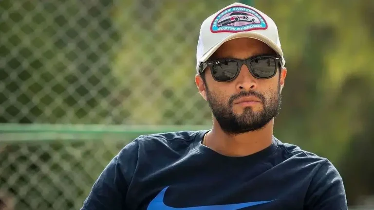 عکس داغ امروز | عکس از چهره بانمک امیر جدیدی در کودکی کنار خانواده