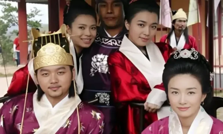 🔥تاریخ وبگردی | عکس همسران تسو و جومونگ در حال نگاه کردن در پشتصحنه سریال 🔥تاریخ وبگردی | عکس همسران تسو و جومونگ در حال نگاه کردن در پشتصحنه سریال