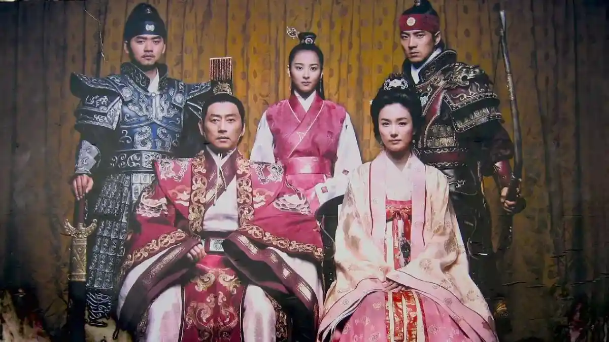 🔥تاریخ وبگردی | عکس یادگاری بازیگران دربار «گوگوریو» در پشت صحنه سریال جومونگ عکس یادگاری بازیگران دربار «گوگوریو» در پشت صحنه سریال جومونگ