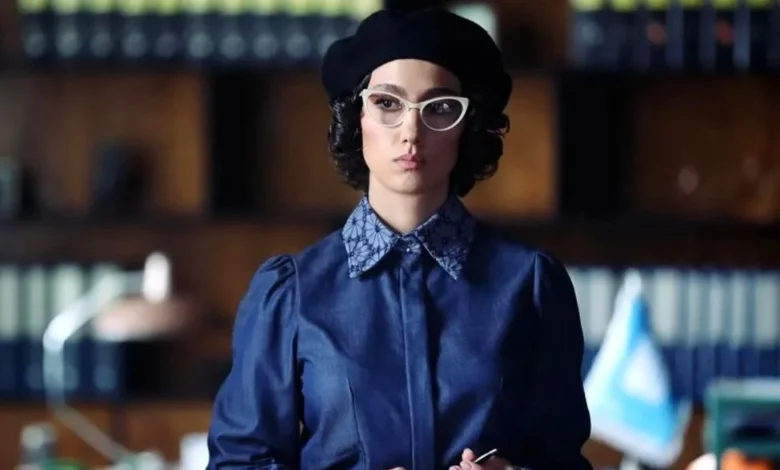 عکس آنلاین | منشی کارخانه نجات در تاسیان با بازی دنیز دانش در کافه ای رویایی سال ۱۴۰۴ عکس آنلاین | منشی کارخانه نجات در تاسیان با بازی دنیز دانش در کافه ای رویایی سال ۱۴۰۴