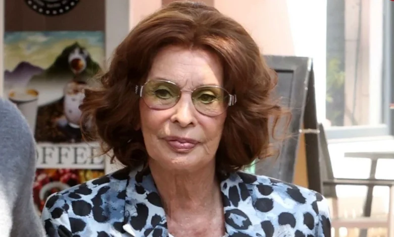 تاریخ وبگردی | عکس قدیمی از جوانی «سوفیا لورن» در حال سفر به ایتالیا در قطار سال 1332 سال ۱۴۰۴ تاریخ وبگردی | عکس قدیمی از جوانی «سوفیا لورن» در حال سفر به ایتالیا در قطار سال 1332 سال ۱۴۰۴