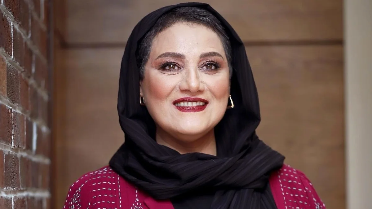 🔥تاریخ وبگردی |عکس جدید شبنم مقدمی در حال گرفتن فال در آرامگاه حافظ عکس جدید شبنم مقدمی در حال گرفتن فال حافظ