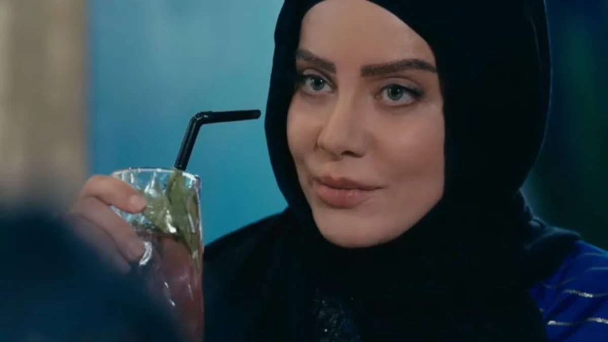 🔥تاریخ وبگردی | شراره رخام بازیگر با ژست غیر سینمایی روی ریل قطار شراره رخام بازیگر با ژست غیر سینمایی روی ریل قطار