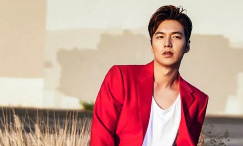 نگاه روز | لی مین هو در سال ۲۰۰۹ با تیپ متفاوت در پشت‌صحنه سریال «پسران فراتر از گل»