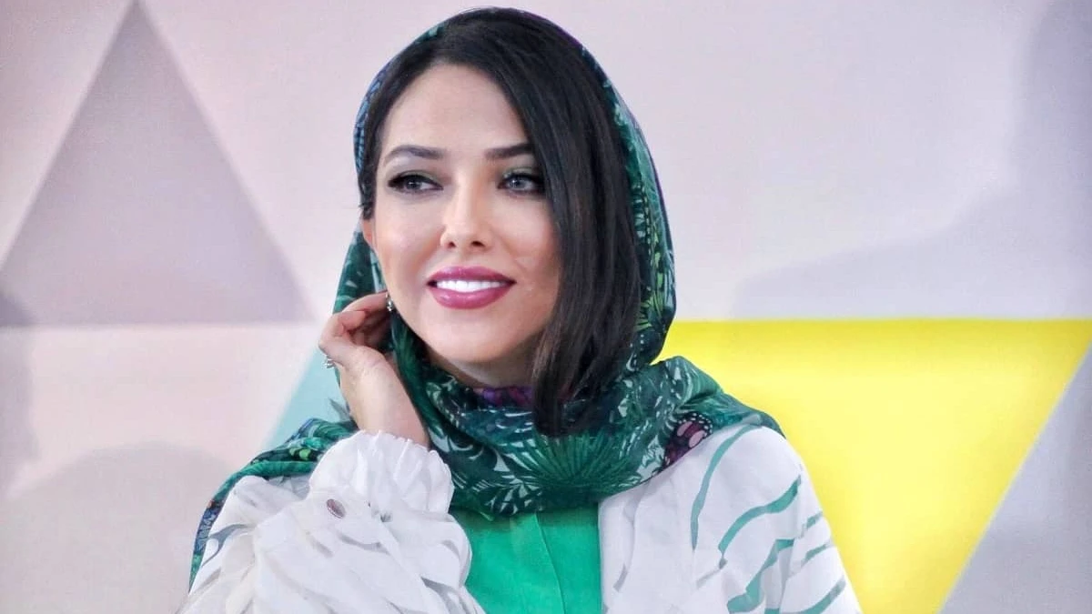 لیلا اوتادی در یک کافه رستوران