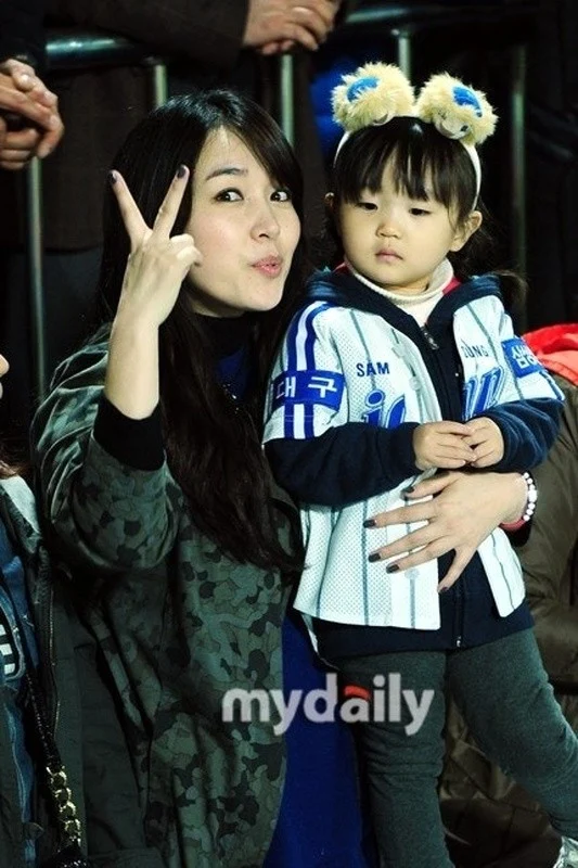 قاب روز | عکس مودونگ، ندیمه بانو یوها با دخترش در ورزشگاه بعد از سریال جومونگ 