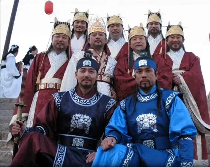 قاب روز | عکس یادگاری «نارو، سونگجو و گوموآ» در پشتصحنه سریال جومونگ قاب روز | عکس یادگاری «نارو، سونگجو و گوموآ» در پشتصحنه سریال جومونگ