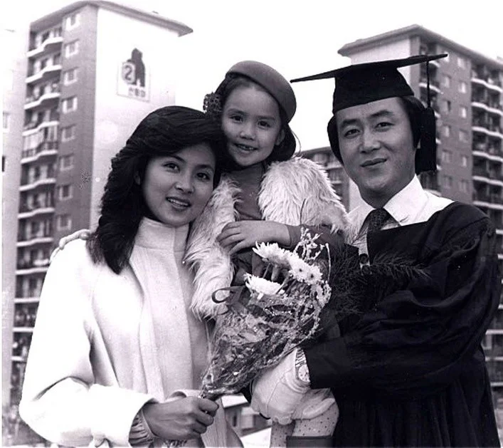 قاب روز | عکس عروسی «امپراتور تسو» سریال امپراتور بادها در حال بریدن کیک عروسی قاب روز | عکس عروسی «امپراتور تسو» سریال امپراتور بادها در حال بریدن کیک عروسی