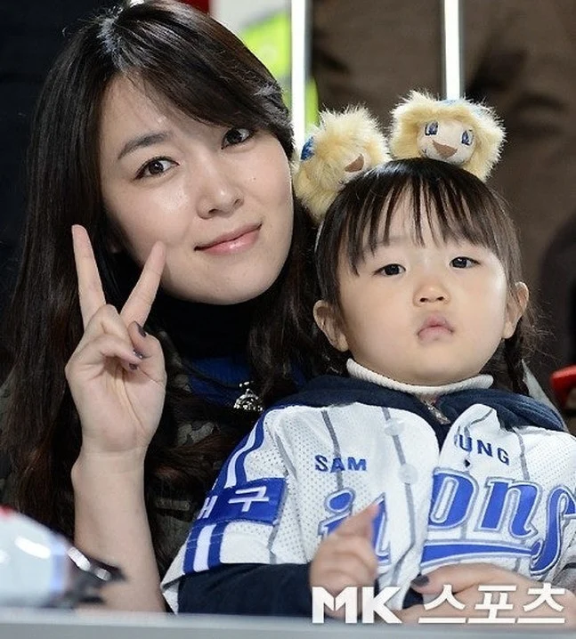 قاب روز | عکس مودونگ، ندیمه بانو یوها با دخترش در ورزشگاه بعد از سریال جومونگ 