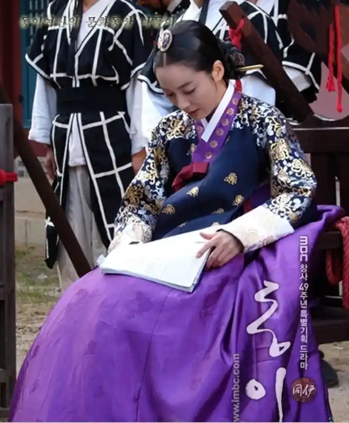 بانو جانگ در حال تمرین دیالوگ در پشتصحنه سریال دونگیی 1 1545