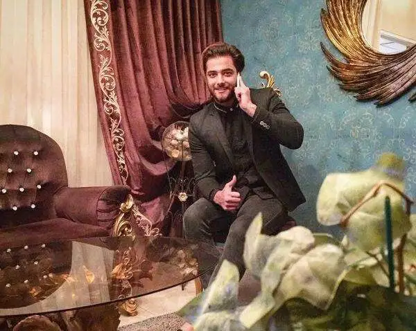 114243021759835239 تصاویر - بررسی چیدمان مجلل خانه دوبلکس امیر مقاره به زیبایی کاخ بن سلمان - از پرده ها و دیوارکوب های طلایی تا سرویس خواب شاهانه و ....