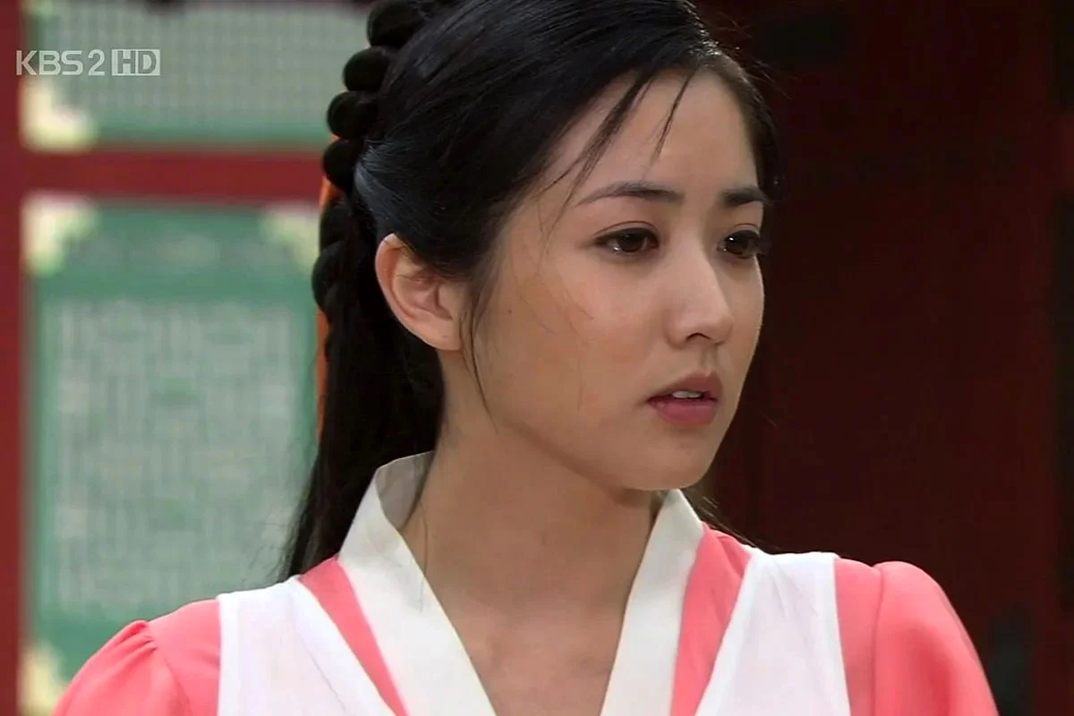 تاریخ وبگردی | بانو یئونِ امپراتور بادها در حال تمرین بیسبال