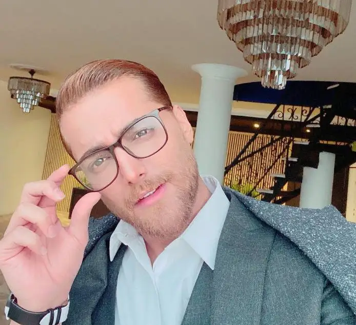 125508591759835240 تصاویر - بررسی چیدمان مجلل خانه دوبلکس امیر مقاره به زیبایی کاخ بن سلمان - از پرده ها و دیوارکوب های طلایی تا سرویس خواب شاهانه و ....