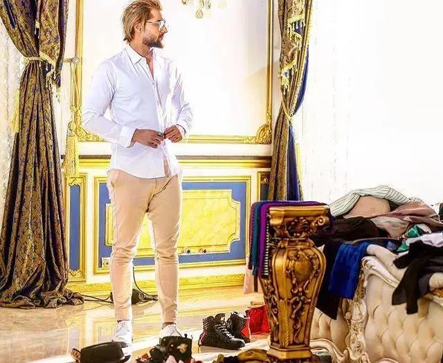 163380841759835238 تصاویر - بررسی چیدمان مجلل خانه دوبلکس امیر مقاره به زیبایی کاخ بن سلمان - از پرده ها و دیوارکوب های طلایی تا سرویس خواب شاهانه و ....