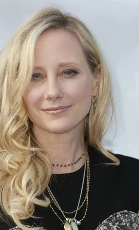 قاب روز | زندگی خصوصی، عکس‌های شخصی آن هیچ و بیوگرافی 