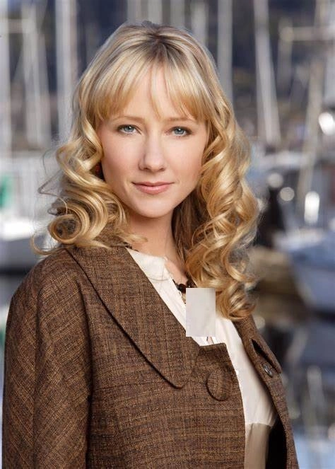 قاب روز | زندگی خصوصی، عکس‌های شخصی آن هیچ و بیوگرافی 