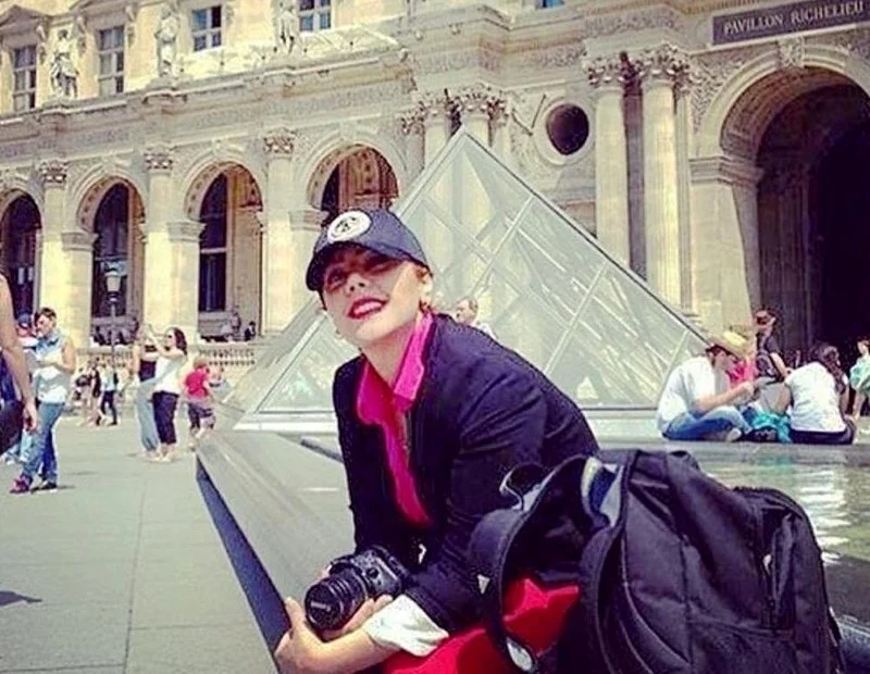 قاب روز | عکس دیدنی مومو سریال «بچهمهندس» در مقابل موزه لوور پاریس قاب روز | عکس دیدنی مومو سریال «بچهمهندس» در مقابل موزه لوور پاریس