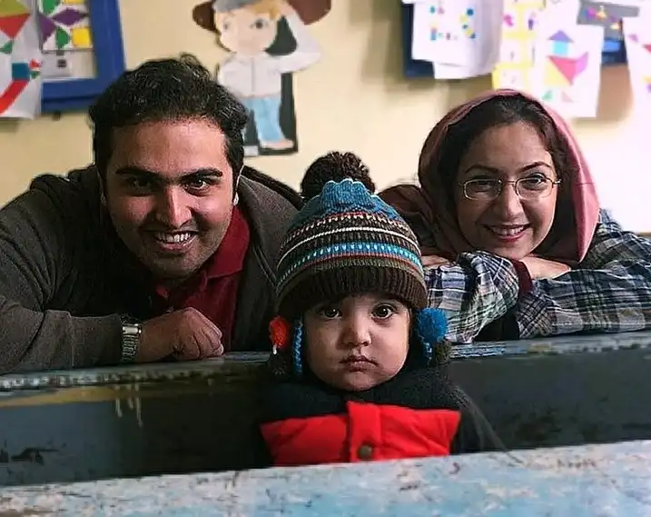 تصاویر دیده نشده | عکس «مسعود تابش» بچه مهندس در کنار همسر و پسرش پشت نیمکت مدرسه 