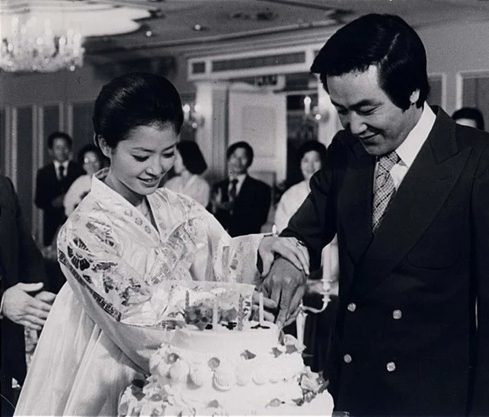 قاب روز | عکس عروسی «امپراتور تسو» سریال امپراتور بادها در حال بریدن کیک عروسی قاب روز | عکس عروسی «امپراتور تسو» سریال امپراتور بادها در حال بریدن کیک عروسی