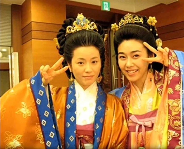 قاب روز | عکس یادگاری «بانو سولان» با مادرشوهرش در پشتصحنه سریال جومونگ قاب روز | عکس یادگاری «بانو سولان» با مادرشوهرش در پشتصحنه سریال جومونگ