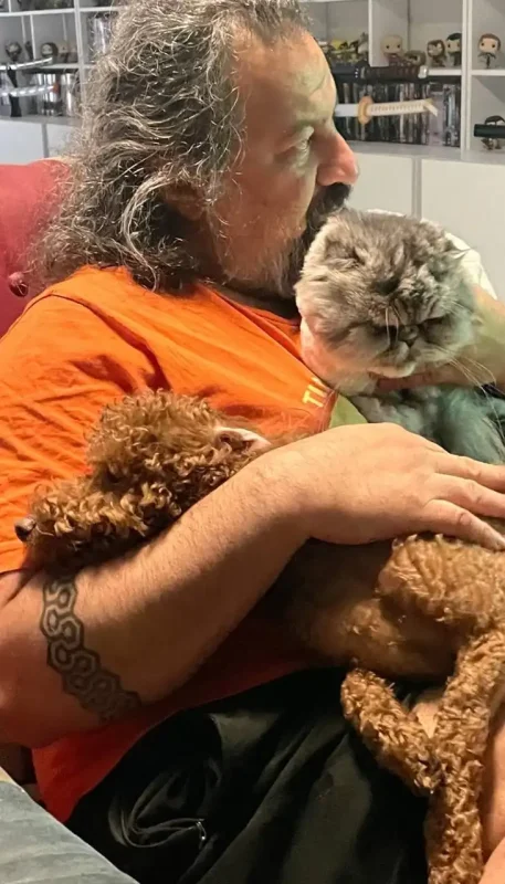 تاریخ وبگردی | قاب دلنشین نویسنده شبهای برره با حیوانات خانگیاش تاریخ وبگردی | قاب دلنشین نویسنده شبهای برره با حیوانات خانگیاش