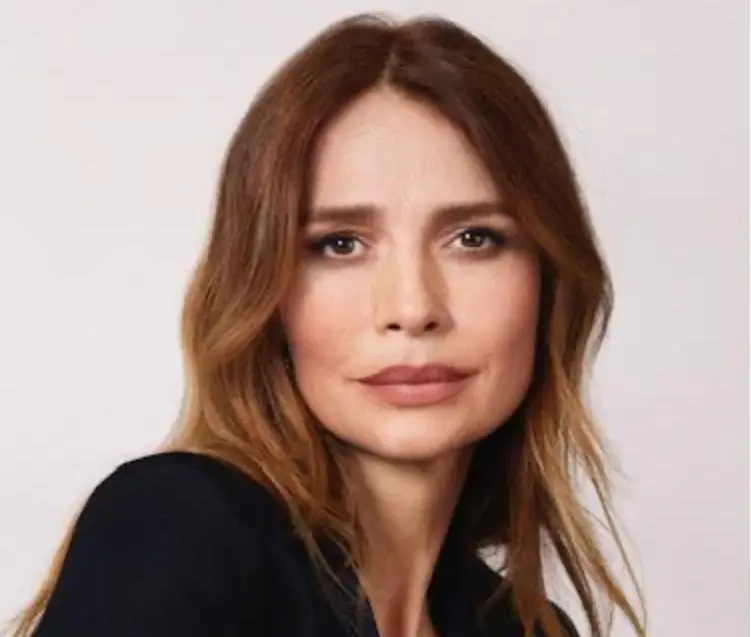 قاب روز | زندگی خصوصی، عکسهای شخصی سافرون باروز و بیوگرافی قاب روز | زندگی خصوصی، عکسهای شخصی سافرون باروز و بیوگرافی