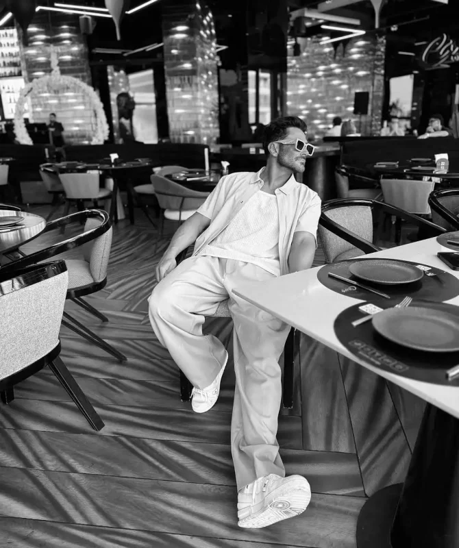 تاریخ وبگردی | عکس محمدرضا گلزار در جزیره کیش تصاویری از استایل جدید سوپراستار تاریخ وبگردی | عکس محمدرضا گلزار در جزیره کیش تصاویری از استایل جدید سوپراستار